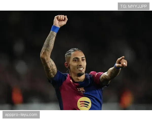 拉菲尼亚创纪录!最年轻破门者闪耀赛场,新一代足球天才横空出世 拉菲尼亚创纪录!最年轻破门者闪耀赛场,新一代足球天才横空出世