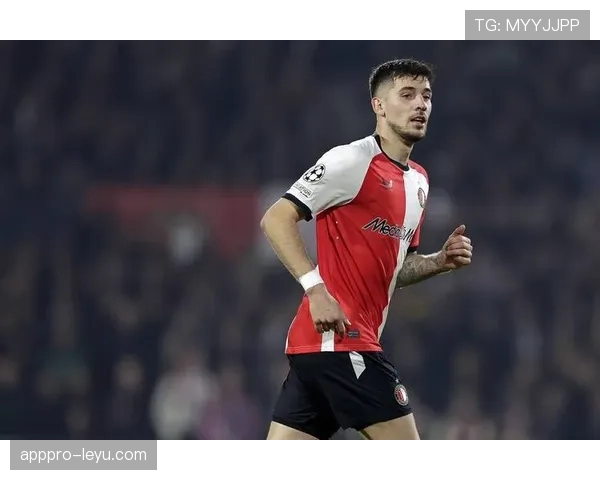 费耶诺德中场组织能力持续提升,攻防转换效率值得关注 费耶诺德中场组织能力持续提升,攻防转换效率值得关注