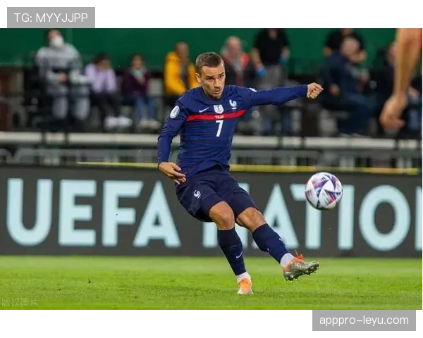 格列兹曼与本泽马：法国队战术地位的适配与结构差异