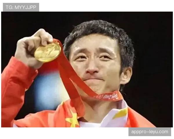 邹市明家的冰箱里塞满了蛋白粉，连饮料都喝不进去